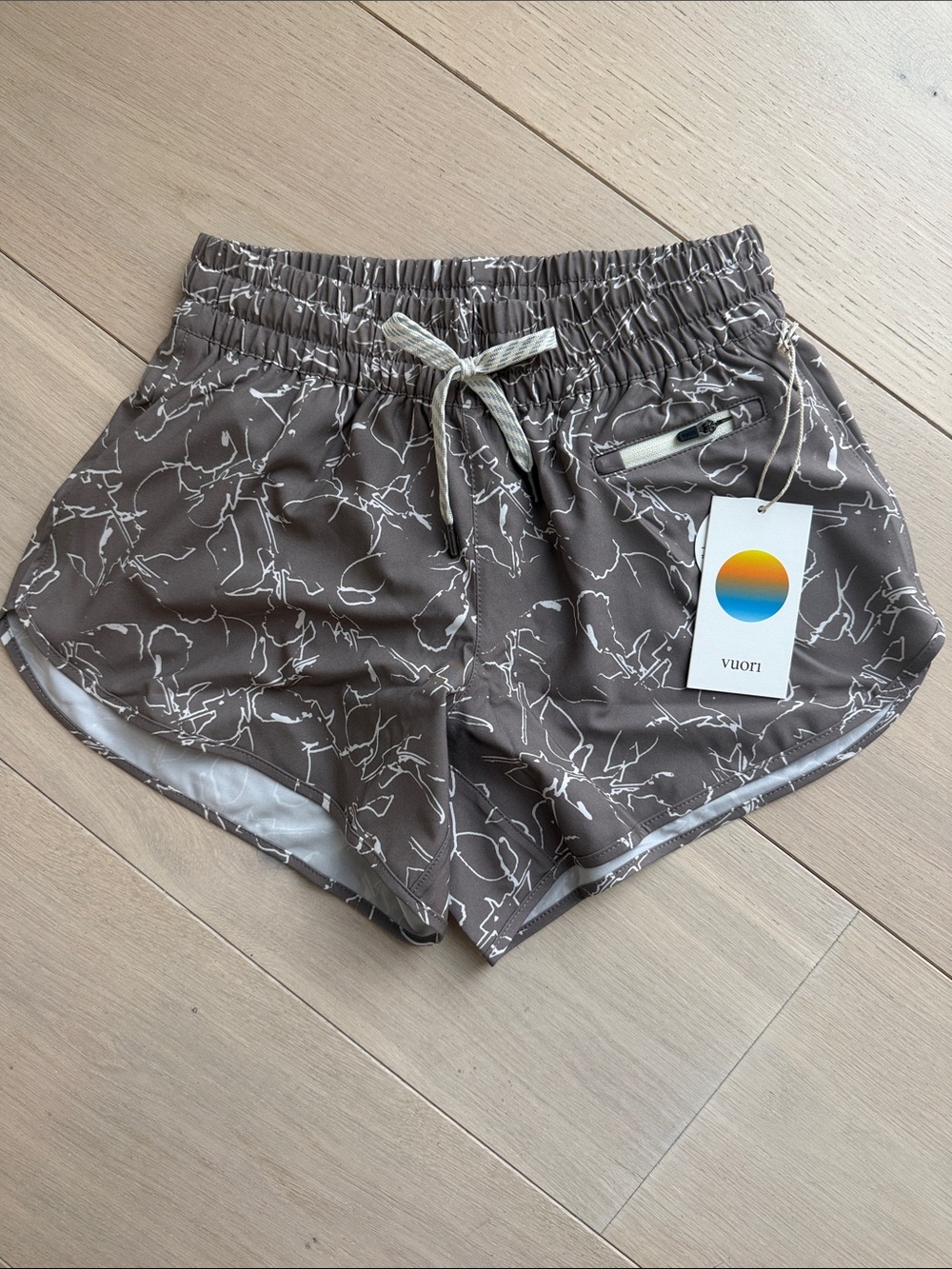 NWT XS Vuori Women’s Clementine 4” Short 2.0